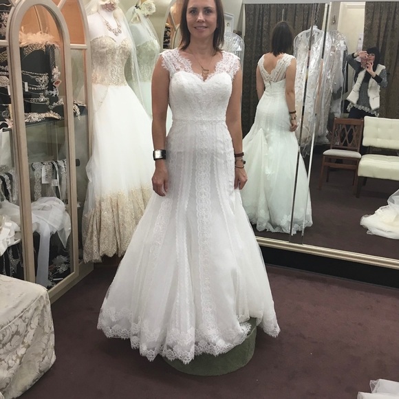 Symphony of Venus Wedding Dress - Picture 7 of 16